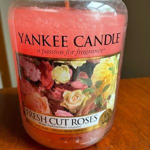 New Yankee Candle Large 22 oz Fresh Cut Roses Floral Collection 100-150 hours